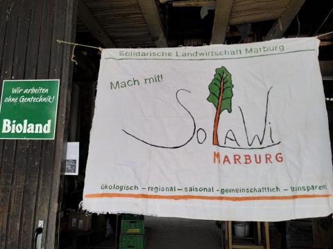 Das Banner der Solawi Marburg hängt auf dem Hof Grünzeug.