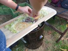 Hier wird Kraut gehobelt. Darunter der Gärtopf.