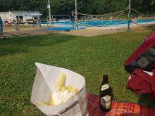 Pommes und Bier im Waldfreibad.