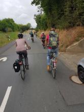 CO2-neutrale Rückreise vom Ackereinsatz - eine Fahrradkolonne.