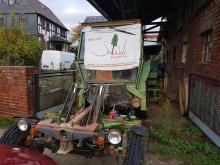 Ein Solawi-Banner hängt am Trecker.