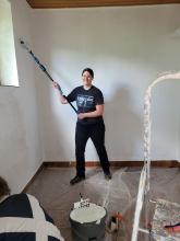 Vera von der Solawi Marburg beim Streichen.