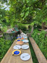 Der gedeckte Tisch im Garten.