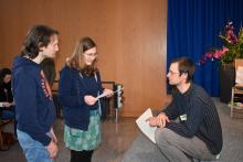 Thomas und Simone holen ihren Gebotszettel ab.