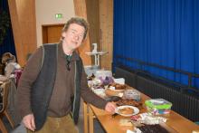 Jörg platziert seinen Beitrag fürs Büfett.