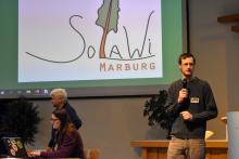 Dirk begrüßt die Anwesenden.