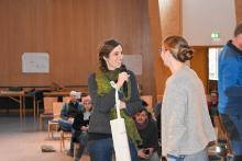 Annika und Kati freuen sich über die schönen Solawi-Beutel.