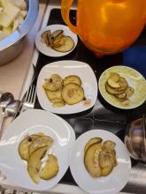 Die im Sud gekochten Zucchinischeiben werden gleich verkostet.