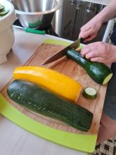 Hier werden die Zucchinis vorbereitet.