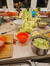 Hier wird Gemüse kleingeschnitten.