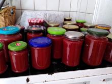 Einige Gläser Erdbeer-Marmelade