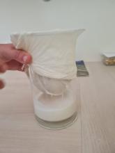 Mandelmilch im Nussmilchtuch