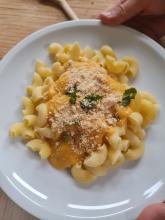 Vegane Käsesoße mit nudeln und veganem Parmesan