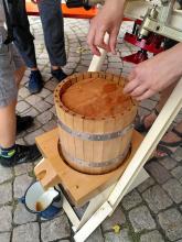 Der Press-Sack wird oben zusammengeklappt, jetzt kann das Pressen losgehen.