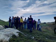 Eine Gruppe Mitglieder beim Feldspaziergang.