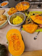 Der Kürbis wird geschält und entkernt.