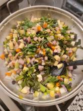 Das klein geschnittene Gemüse wird angebraten.