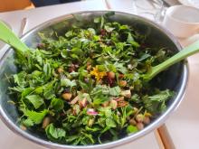 Wildkräutersalat mit Kichererbsen und getrockneten Tomaten