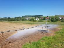 Die Bewässerungsmaschine lässt einen Regenbogen entstehen.