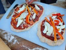 Zwei belegte Pizzen, die gleich gebacken werden.