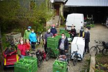 Die vorbildlich maskierte Truppe bereit zur Abfahrt.