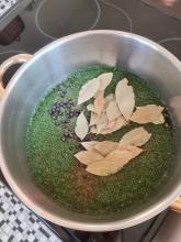 Ein Topf mit Essig, Wasser, Zucker, Salz, Dill, Senfsaat, Wacholderbeeren und Lorbeer.