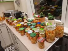 Die mit Kimchi gefüllten Gläser.