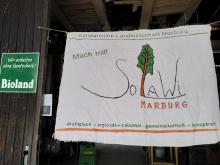 Das Banner der Solawi Marburg hängt auf dem Hof Grünzeug.